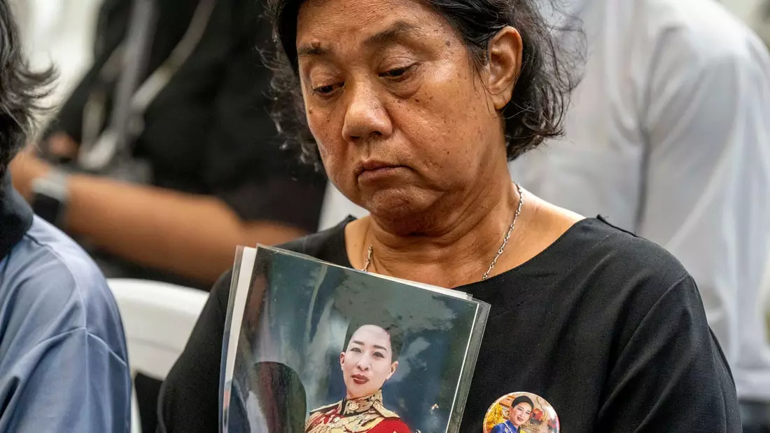 Menschen kamen am Morgen zum Krankenhaus, um zu trauern. - Bild: Adryel Talamantes/ZUMA Press Wire/dpa