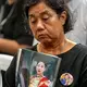 Menschen kamen am Morgen zum Krankenhaus, um zu trauern. - Bild: Adryel Talamantes/ZUMA Press Wire/dpa