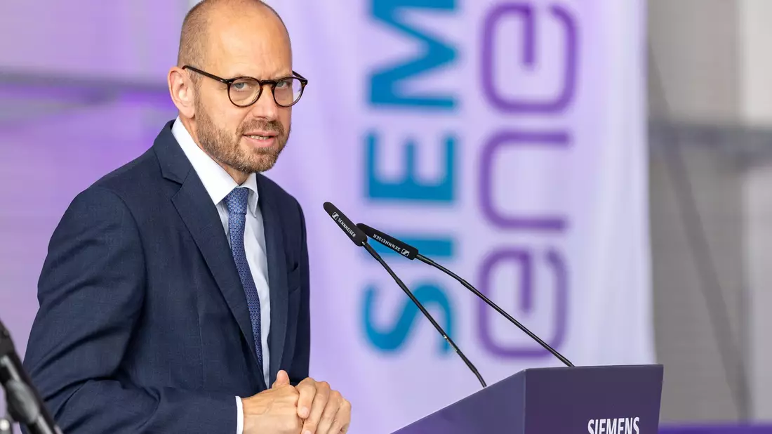 Siemens-Energy-Chef Bruch spricht sich für den Bau von Rechenzentren aus. (Archivbild.) - Bild: Daniel Karmann/dpa