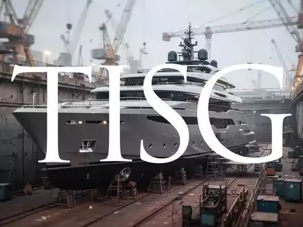 Eine moderne Superyacht im Trockendock, umgeben von Industrieanlagen und Kränen. - Foto: über boerse-global.de