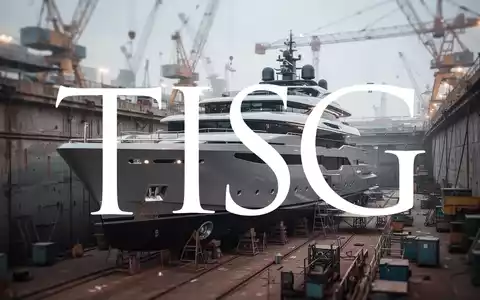 Eine moderne Superyacht im Trockendock, umgeben von Industrieanlagen und Kränen. - Foto: über boerse-global.de