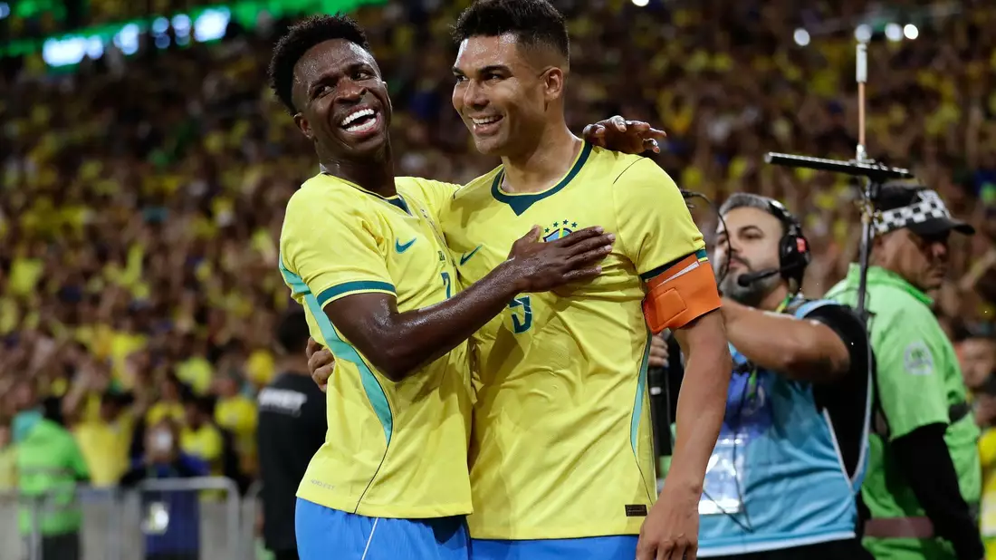 Brasiliens polarisierender Offensivstar: Vinícius Júnior (l.). (Archivbild) - Bild: Bruna Prado/AP/dpa