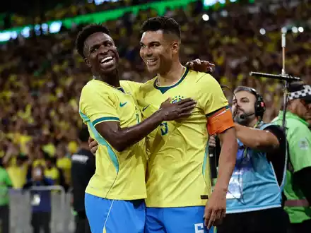 Brasiliens polarisierender Offensivstar: Vinícius Júnior (l.). (Archivbild) - Foto: Bruna Prado/AP/dpa