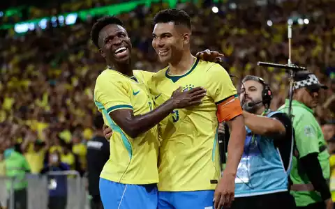 Brasiliens polarisierender Offensivstar: Vinícius Júnior (l.). (Archivbild) - Foto: Bruna Prado/AP/dpa