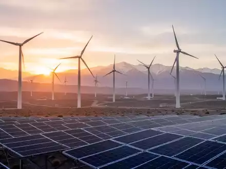Windpark und Solaranlage in Chile bei Sonnenaufgang, symbolisch für Energieproduktion und Nachhaltigkeit. - Foto: über boerse-global.de
