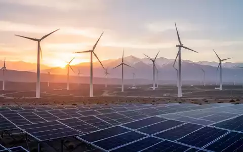 Windpark und Solaranlage in Chile bei Sonnenaufgang, symbolisch für Energieproduktion und Nachhaltigkeit. - Foto: über boerse-global.de