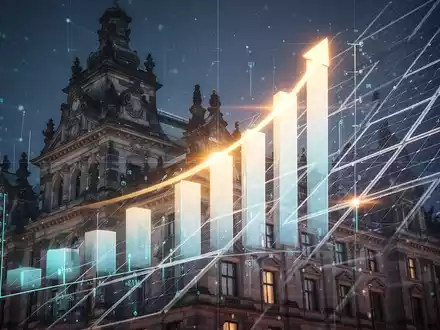 Grafische Darstellung von finanziellem Wachstum und Steuereinsparungen, mit Elementen wie Solarmodulen und einem historischen Gebäude. - Foto: über boerse-global.de