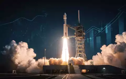 Eine Rakete startet in den Nachthimmel mit überlagerten Finanzdaten und Aufwärtspfeilen, die SpaceX und hohe Nachfrage symbolisieren. - Foto: über boerse-global.de