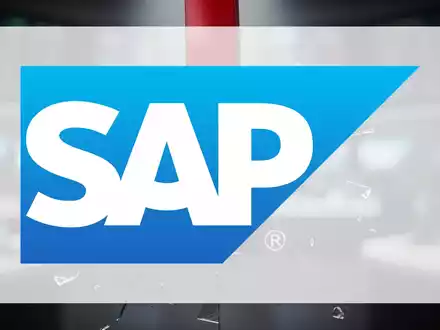 Roter Pfeil durchbohrt zerbrochenes SAP-Logo vor verschwommenem Börsenhintergrund, symbolisiert gescheiterten Erholungsversuch der Aktie. - Foto: über boerse-global.de