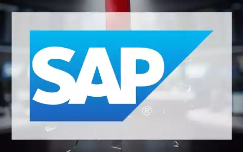 Roter Pfeil durchbohrt zerbrochenes SAP-Logo vor verschwommenem Börsenhintergrund, symbolisiert gescheiterten Erholungsversuch der Aktie. - Foto: über boerse-global.de