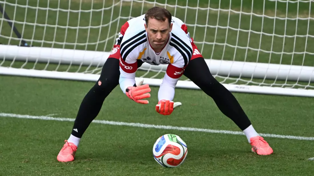 Zwei Jahre ohne Länderspiel, aber mit der Aura des Weltmeisters: Manuel Neuer. - Bild: Federico Gambarini/dpa
