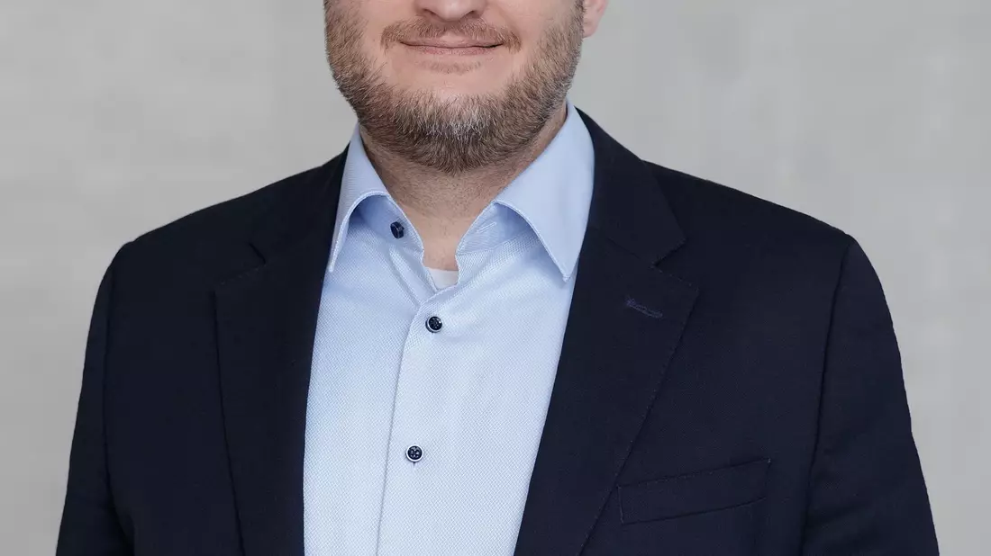 Der Gesamtbetriebsrat der Commerzbank um Chef Sascha Uebel will Strafanzeige gegen die Unicredit stellen - Bild: Alexandra Lechner/Commerzbank AG/dpa