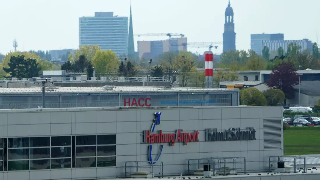 Alle Passagiere mussten den Bereich hinter den Sicherheitskontrollen verlassen. (Archivbild) - Bild: Marcus Brandt/dpa