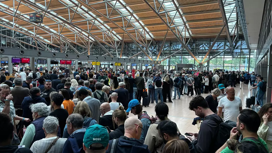 Alle Passagiere mussten den Bereich hinter den Sicherheitskontrollen verlassen. - Bild: Frank Molter/dpa