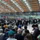 Alle Passagiere mussten den Bereich hinter den Sicherheitskontrollen verlassen. - Bild: Frank Molter/dpa