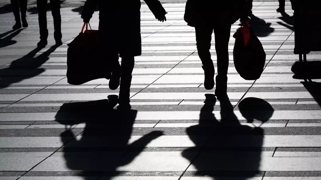 Je höher die Teuerungsrate, umso weniger können sich die Menschen für einen Euro leisten. (Symbolbild) - Bild: Sebastian Kahnert/dpa