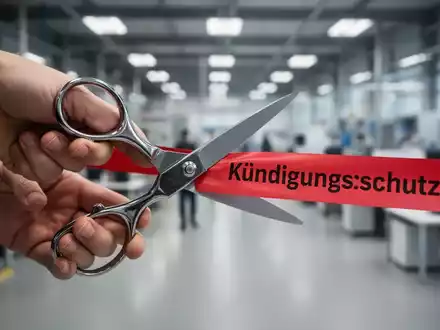 Eine Hand hält eine Schere, bereit, ein rotes Band mit der Aufschrift 'Kündigungsschutz' zu durchtrennen, vor unscharfem Hintergrund. - Foto: über boerse-global.de