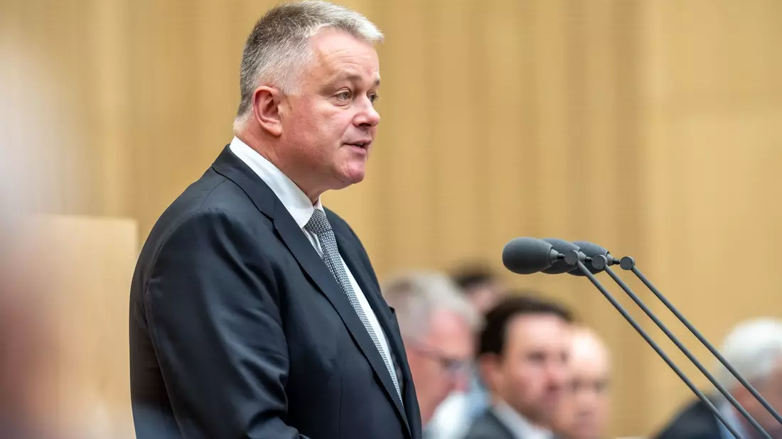 Der rheinland-pfälzische Ministerpräsident Schnieder warnte vor negativen Effekten der Gesundheitsreform. - Bild: Michael Kappeler/dpa