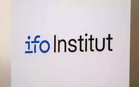 Einer Ifo-Umfrage zufolge glaubt jede fünfte Firma in Deutschland, dass KI sogar Akademiker teils ersetzen kann. (Archivbild) - Foto: Leonie Asendorpf/dpa