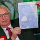 Eine Karte soll den Weg des Wals zeigen. - Bild: Jens Büttner/dpa