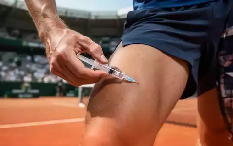 Nahaufnahme der Hand eines Tennisspielers, der sich auf dem Tennisplatz Insulin in den Oberschenkel spritzt. - Foto: über boerse-global.de
