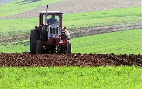 Bauer mit Traktor (Archiv) - Foto: via dts Nachrichtenagentur