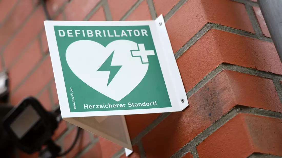 FW Hambühren: Neuer Defibrillator am Feuerwehrhaus Oldau kann Leben retten - Bild: presseportal.de