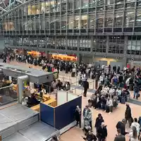 Zahlreiche Menschen stehen im Terminal des Hamburger Flughafens. - Foto: Frank Molter/dpa