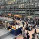 Zahlreiche Menschen stehen im Terminal des Hamburger Flughafens. - Bild: Frank Molter/dpa