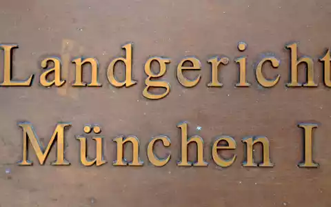 Nach einem Urteil des Landgerichts München I haftet Google für die generierten KI-Übersichten in der Google-Suche. (Archivbild)  - Foto: Frank Leonhardt/dpa