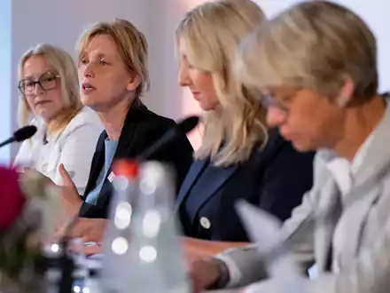 Die Bildungsminister der LĂ€nder haben gemeinsame Ziele und MaĂnahmen zur StĂ€rkung der Medienkompetenz in der Schule verabschiedet. (Symbolbild) - Foto: Sven Hoppe/dpa