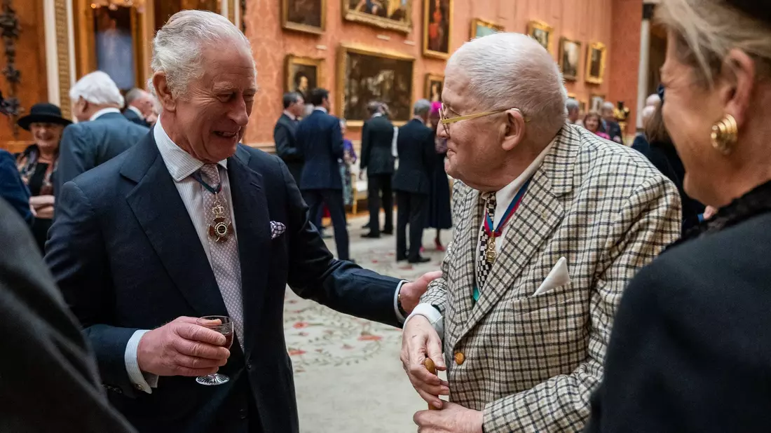 Ein Foto aus dem Jahr 2022: König Charles III. im Gespräch mit David Hockney. - Bild: Aaron Chown/PA Wire/dpa