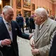 Ein Foto aus dem Jahr 2022: König Charles III. im Gespräch mit David Hockney. - Bild: Aaron Chown/PA Wire/dpa