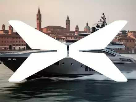 Eine elegante, schnell fahrende Luxusyacht mit einer angedeuteten italienischen Stadtkulisse im Hintergrund, die Spannung symbolisiert. - Foto: über boerse-global.de