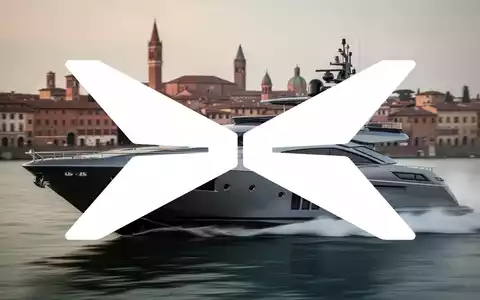 Eine elegante, schnell fahrende Luxusyacht mit einer angedeuteten italienischen Stadtkulisse im Hintergrund, die Spannung symbolisiert. - Foto: über boerse-global.de