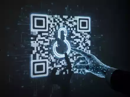 Ein stilisiertes Bild eines QR-Codes, der auf eine Wand projiziert wird, mit einer digitalen Hand, die danach greift. - Foto: über boerse-global.de