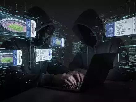 Eine schattenhafte Gestalt vor einem Laptop, umgeben von holografischen Stadiontickets und Datenströmen, die Betrug andeuten. - Foto: über boerse-global.de