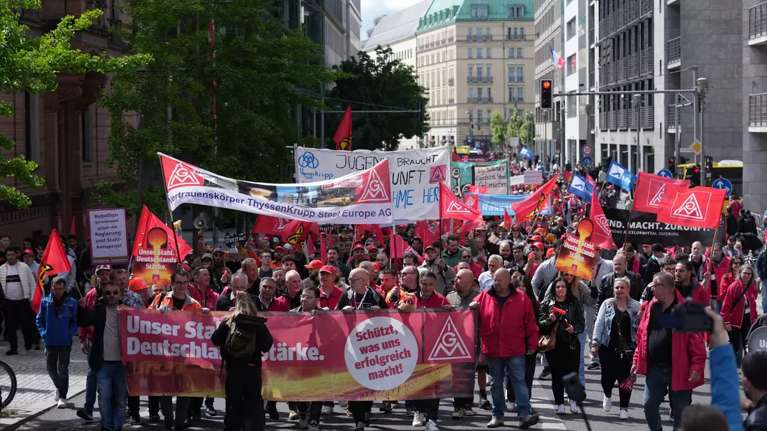 Nach Angaben der IG Metall beteiligten sich in Berlin rund 1.700 Beschäftigte aus mehr als 40 Betrieben. - Bild: Sven Kaeuler/dpa