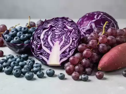 Eine Nahaufnahme von verschiedenen violetten Lebensmitteln wie Blaubeeren, Rotkohl und lila Trauben, die auf einer OberflĂ€che arrangiert sind. - Foto: ĂŒber boerse-global.de