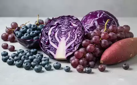 Eine Nahaufnahme von verschiedenen violetten Lebensmitteln wie Blaubeeren, Rotkohl und lila Trauben, die auf einer Oberfläche arrangiert sind. - Foto: über boerse-global.de