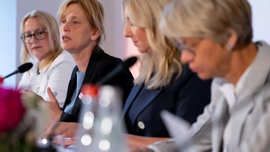 Die Bildungsminister der Länder haben gemeinsame Ziele und Maßnahmen zur Stärkung der Medienkompetenz in der Schule verabschiedet. (Symbolbild) - Bild: Sven Hoppe/dpa