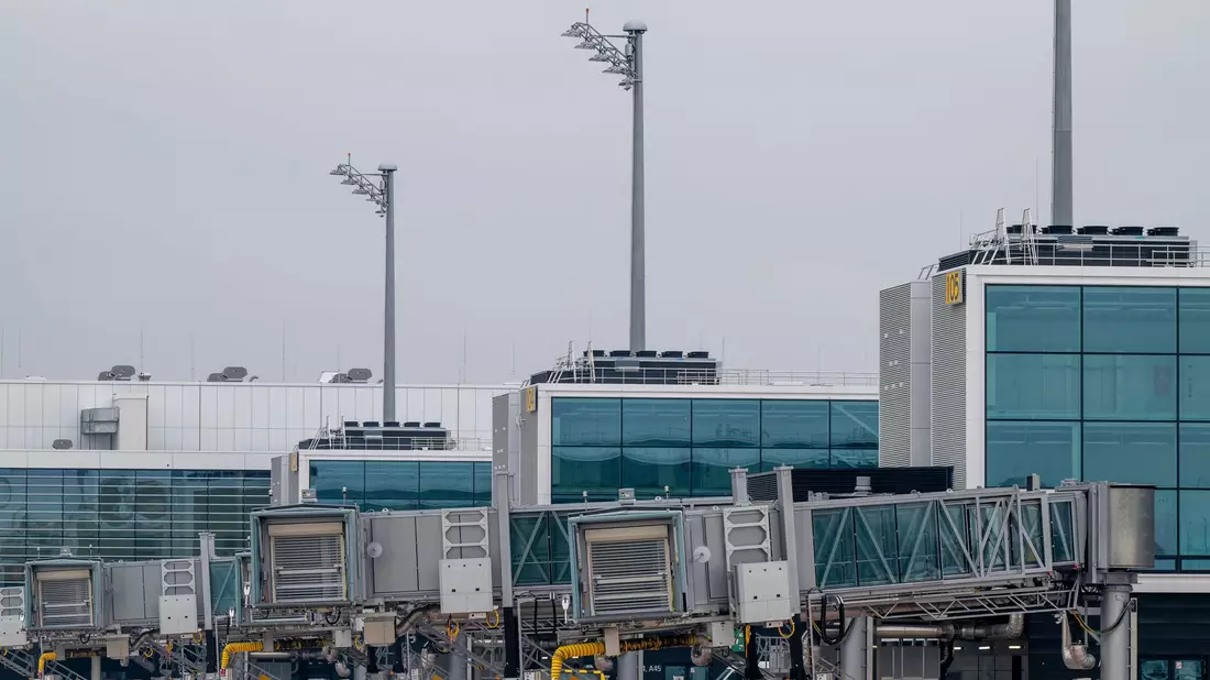 Der Münchner Flughafen wächst - im Bild der Erweiterungsbau des Terminals 1. Die Fernverkehrsanbindung aber fehlt weiter. (Archiv) - Bild: Peter Kneffel/dpa
