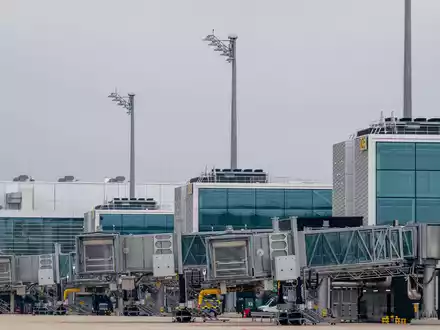 Der Münchner Flughafen wächst - im Bild der Erweiterungsbau des Terminals 1. Die Fernverkehrsanbindung aber fehlt weiter. (Archiv) - Foto: Peter Kneffel/dpa