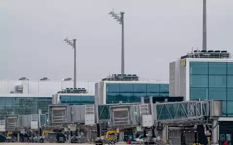 Der Münchner Flughafen wächst - im Bild der Erweiterungsbau des Terminals 1. Die Fernverkehrsanbindung aber fehlt weiter. (Archiv) - Foto: Peter Kneffel/dpa