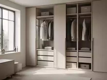 Ein ordentliches, minimalistisches Zimmer mit einem organisierten Kleiderschrank, der Kleidung in neutralen Tönen enthält. - Foto: über boerse-global.de