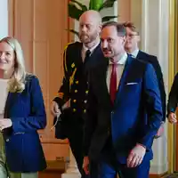 Kronprinz Haakon möchte mehr Zeit mit seiner kranken Frau verbringen. (Archivbild) - Foto: Lise Åserud/NTB Pool/dpa