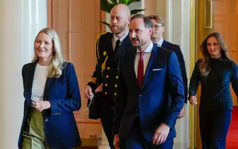 Kronprinz Haakon möchte mehr Zeit mit seiner kranken Frau verbringen. (Archivbild) - Foto: Lise Åserud/NTB Pool/dpa