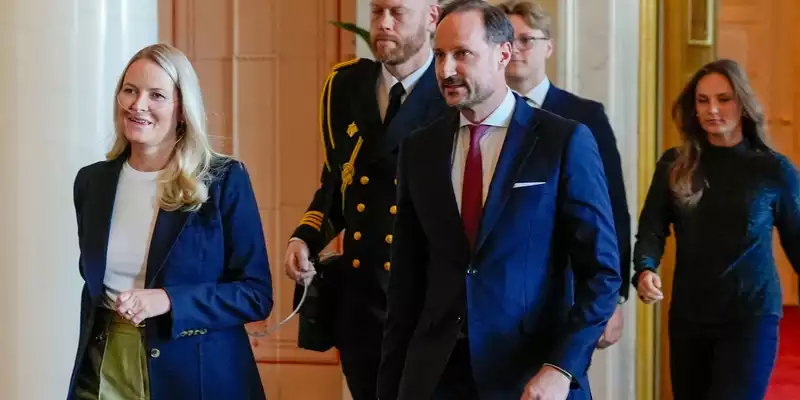 Kronprinz Haakon möchte mehr Zeit mit seiner kranken Frau verbringen. (Archivbild) - Foto: Lise Åserud/NTB Pool/dpa