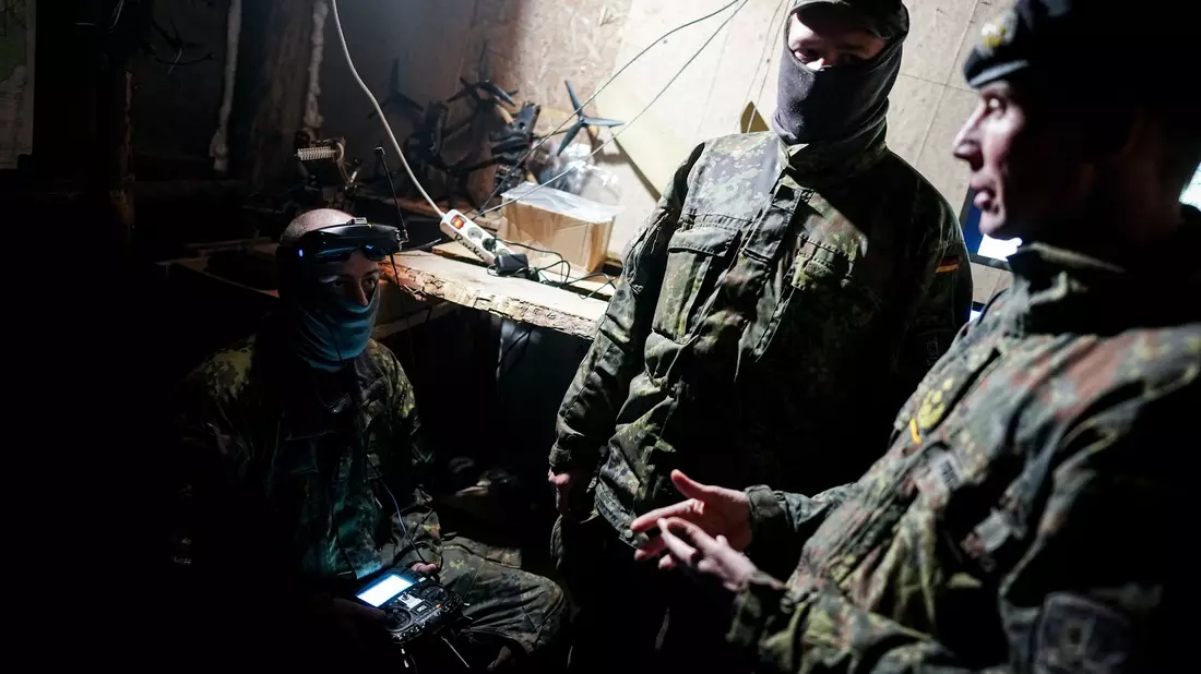 Generalleutnant Christian Freuding im Drohnen-Gefechtsstand - Bild: Kay Nietfeld/dpa