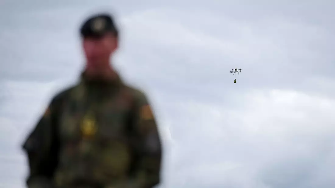 Generalleutnant Christian Freuding vor Drohne am Himmel  - Bild: Kay Nietfeld/dpa